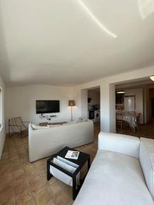 een woonkamer met twee witte banken en een tafel bij Bormes - Le Loft in Bormes-les-Mimosas
