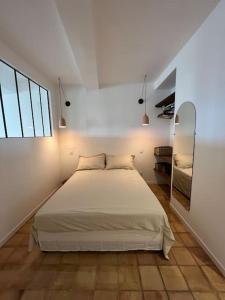 Postel nebo postele na pokoji v ubytování Bormes - Le Loft + 20 fotografií