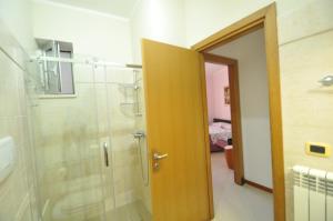 Un baño con ducha y puerta de cristal. en Boat dreams , garden relax, en Matino 32 fotos más