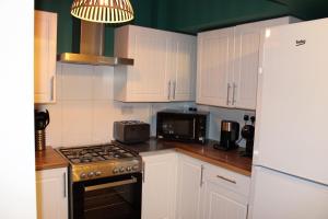 Η κουζίνα ή μικρή κουζίνα στο Cosy Home Ideal for Business, Contractors, Families near Walsgrave Hospital, Shops and M6, A46, Free Parking
