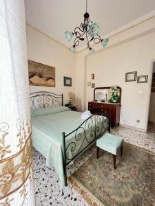 een slaapkamer met een bed, een tafel en een kroonluchter bij Casa vacanze "I due parchi" in Calatabiano