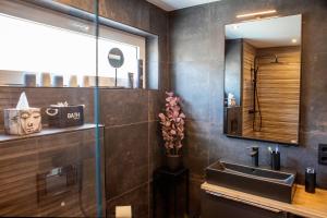 Fotografie z fotogalerie ubytování NOVO MESTO - Exklusive Wellnesswohnung am Eltenberg mit Sauna & Gym v destinaci Elten