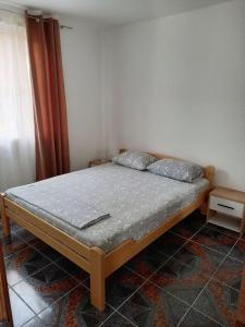 バールにあるKIWIの部屋にベッドがある寝室 +5枚の写真