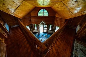 una vista sul soffitto di una scala in una casa di legno di Rustic Cottage a Sibiu