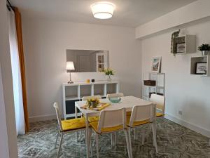 a dining room with a white table and chairs at Mimosa Home in Talavera de la Reina