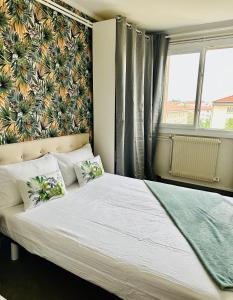 Postel nebo postele na pokoji v ubytování Grand appartement Bron centre proche Eurexpo et Groupama