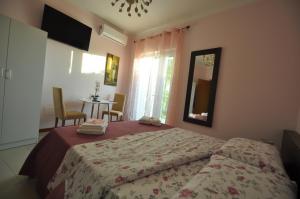 een slaapkamer met een bed, een tafel en een spiegel bij Boat dreams , garden relax in Matino