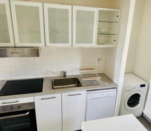 Kuchyň nebo kuchyňský kout v ubytování Grand appartement Bron centre proche Eurexpo et Groupama