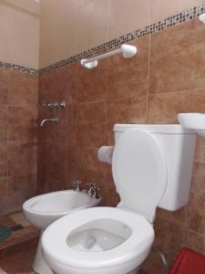 a bathroom with a white toilet and a sink at DEPARTAMENTO AVELLANEDA 3 5 3 4 2 3 6 2 6 3 con GARAJE PRIVADO perfecto para hacer noche y continuar viaje in Villa María