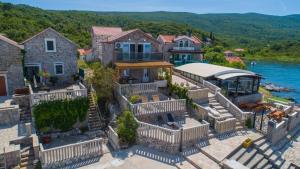 uma vista aérea de uma casa sobre a água em Family House Bjelila em Tivat