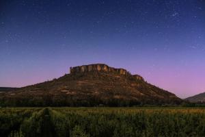 Pemandangan umum gunung atau pemandangan gunung yang diambil dari hotel