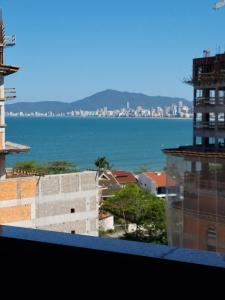uma vista para o oceano a partir de um edifício em Hotel Residencial Itapema em Itapema