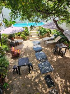 - un groupe de tables de pique-nique et de chaises avec parasols dans l'établissement Antillas, à Isla Mujeres