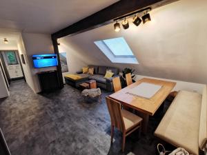 TV a/nebo společenská místnost v ubytování Skyline klimatisierte Dachgeschoss-Wohnung in Dornbirn mit Blick ins Rheintal