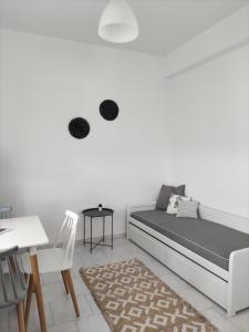 um quarto com uma cama, uma mesa e cadeiras em Galini Rooms & Apartments em Finikas