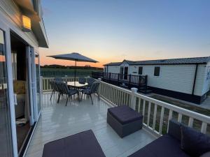 Balkón nebo terasa v ubytování Millfields Holiday Park - Knightsbridge Deluxe - Coastal Caravan Breaks