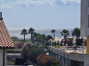 vistas al océano desde el balcón de un edificio en B&B Al Quadrato en Scalea