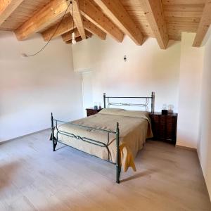 um quarto com uma cama e um tecto de madeira em La Piazzetta em LʼAquila