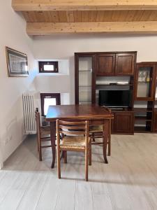 拉奎拉的住宿－La Piazzetta，一间带木桌和椅子的用餐室
