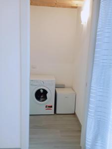 a laundry room with a washing machine and a washer at B&B Profumo Di Gelsomino in Mombaroccio