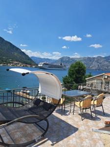 um pátio com cadeiras e uma mesa com vista para a água em Apartments Pejanović em Kotor