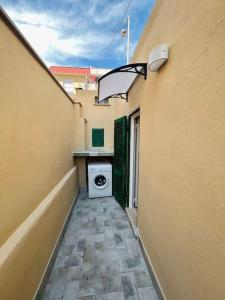 a washer and dryer in a alley between two buildings at Mini villino Ladispoli Centro Mare in Ladispoli