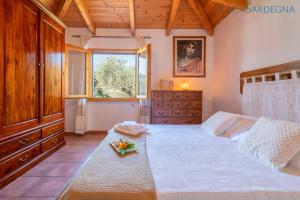 Postel nebo postele na pokoji v ubytování ClickSardegna Villa Angelica con piscina e giardino + 92 fotografií