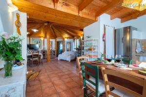 TV a/nebo společenská místnost v ubytování ClickSardegna Villa Angelica con piscina e giardino