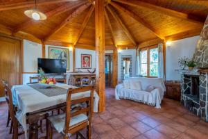 TV a/nebo společenská místnost v ubytování ClickSardegna Villa Angelica con piscina e giardino