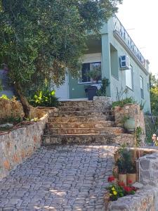 un escalier menant à une maison dans l'établissement G.Tzanis Luxury Apartments, à Parga