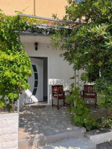 zwei Bänke vor einem Gebäude in der Unterkunft House Old Town Trogir in Trogir