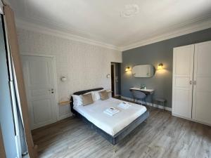 um quarto com uma cama branca e um espelho em San Pietro Rooms 84 em Roma