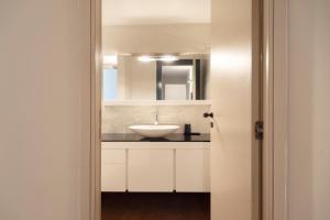 y baño con lavabo y espejo. en De deo 98-modern hospitality-, en Nápoles