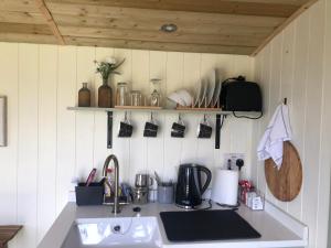 uma cozinha com um lavatório e uma bancada em Shepherds Delight em Werrington