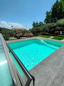 una piscina de agua azul en un patio en Francesca Home - Relax in Villa, en Piedimonte Etneo