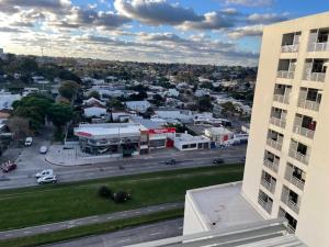 eine Luftansicht auf eine Stadt mit einem Parkplatz in der Unterkunft Encantador apartamento en Malvín in Montevideo
