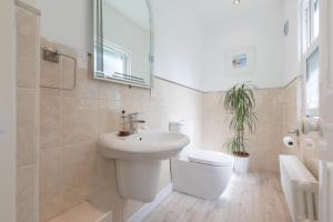 Ένα μπάνιο στο Glenside House +40 φωτογραφίες