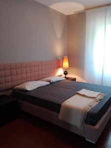 フォズディノーヴォにあるVilla Auroraのベッドルーム1室(ピンクのヘッドボード付きの大型ベッド1台付)