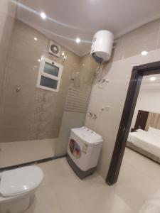 un bagno con wc e doccia di شقق فلورنيسا الفندقيه a Taif