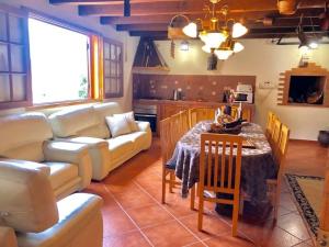 ein Wohnzimmer mit einem Sofa und einem Tisch in der Unterkunft Villa Safari Charm in Ribeira Brava