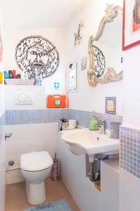 ein Bad mit einem WC und einem Waschbecken in der Unterkunft Sweet Dream Penthouse in Rom