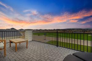 patio con mesa y banco en el balcón en The Dream Home with 5 bedrooms in Meridian ID, en Meridian