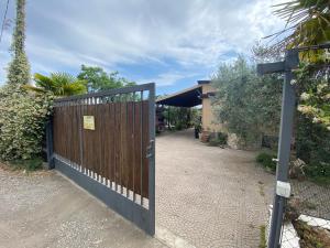 un cancello in legno di fronte a una casa di House Edda Serena - Casa Vacanze Salerno a Pontecagnano
