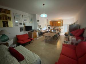un soggiorno con divano e tavolo di House Edda Serena - Casa Vacanze Salerno a Pontecagnano