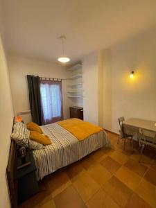 Un pat sau paturi într-o cameră la Appartement+Terrasse en Provence dans le Luberon