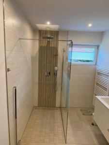 Koupelna v ubytování Ferienhaus FRIESENHERZ - Traum-Landhaus mit Sauna & Wallbox + 42 fotografií