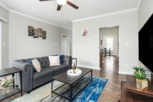 uma sala de estar com um sofá e uma mesa em Tranquil Haven in Greenwood em Greenwood