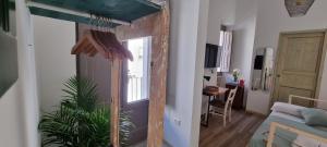 een kamer met een deur en een kamer met een plant bij Boemio 30 - B&B Coliving in Galatina