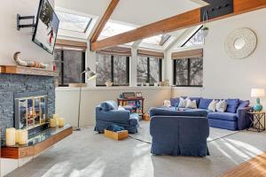 ein Wohnzimmer mit blauen Sofas und einem Kamin in der Unterkunft Scenic - Holiday Haven - 4 Minutes to Beaver Creek in Avon