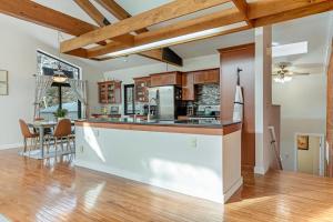 eine Küche mit einer Arbeitsplatte und einem Esszimmer in der Unterkunft Scenic - Holiday Haven - 4 Minutes to Beaver Creek in Avon
